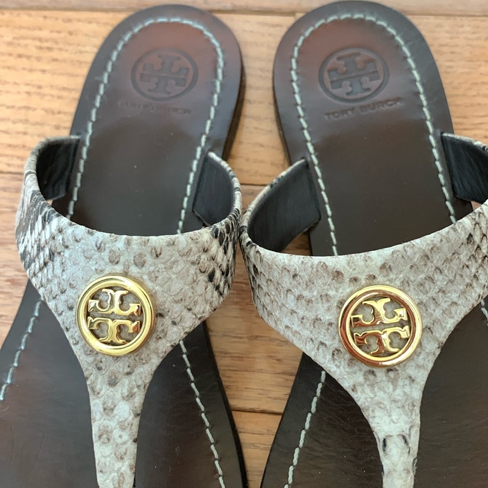 Tory Burch thong sandals in a snakeskin pattern. Size 38.5 (8.5).